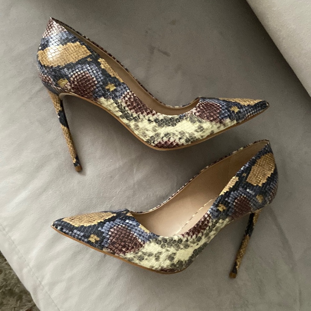 Steve Madden size 11 snake pumps